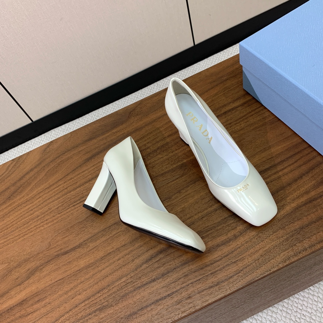 【Pra*a】粗跟单鞋。复古优雅知性于一身。颜色鲜明亮丽，上脚舒适又平稳。
材质：鞋面进口开边珠，羊皮内