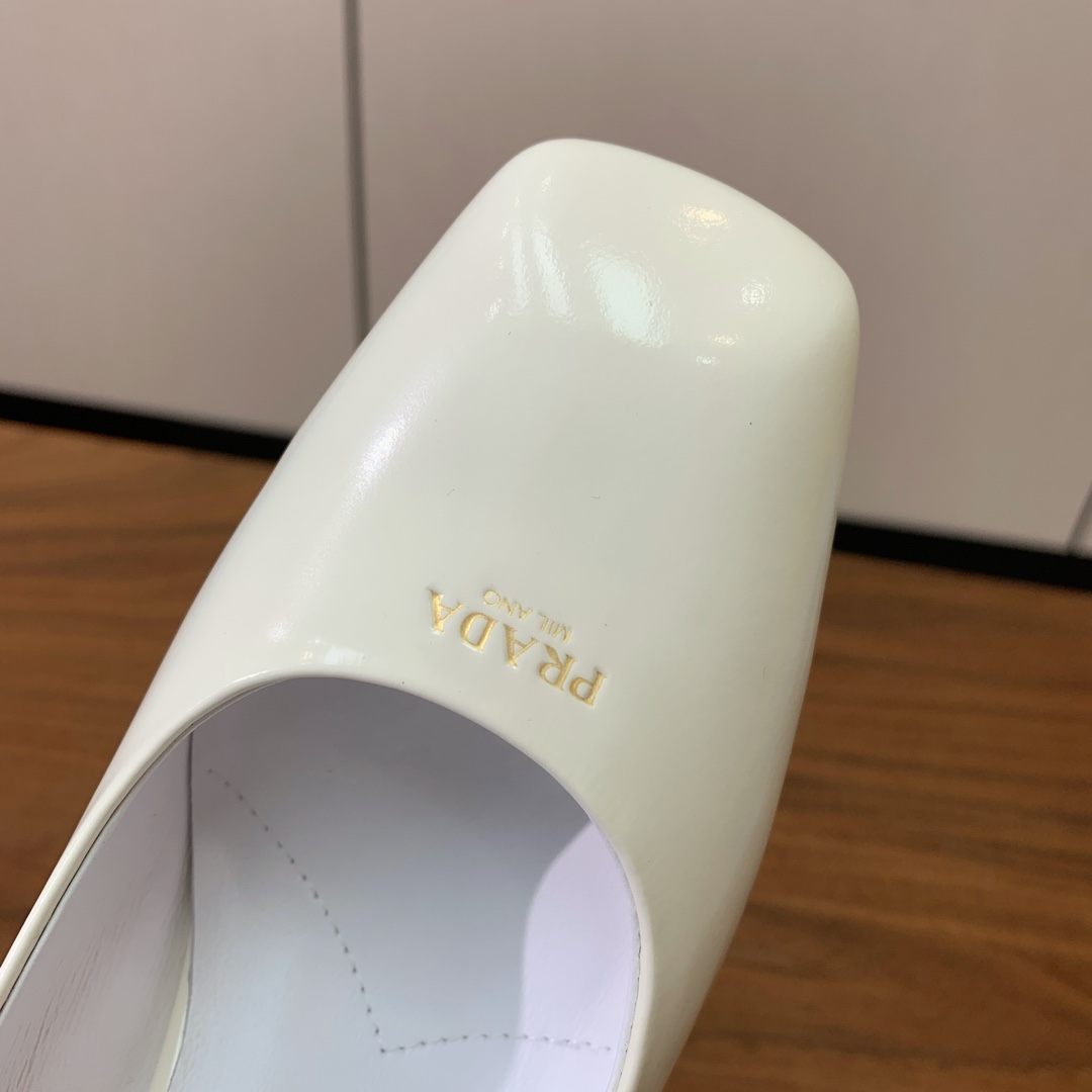 【Pra*a】粗跟单鞋。复古优雅知性于一身。颜色鲜明亮丽，上脚舒适又平稳。
材质：鞋面进口开边珠，羊皮内