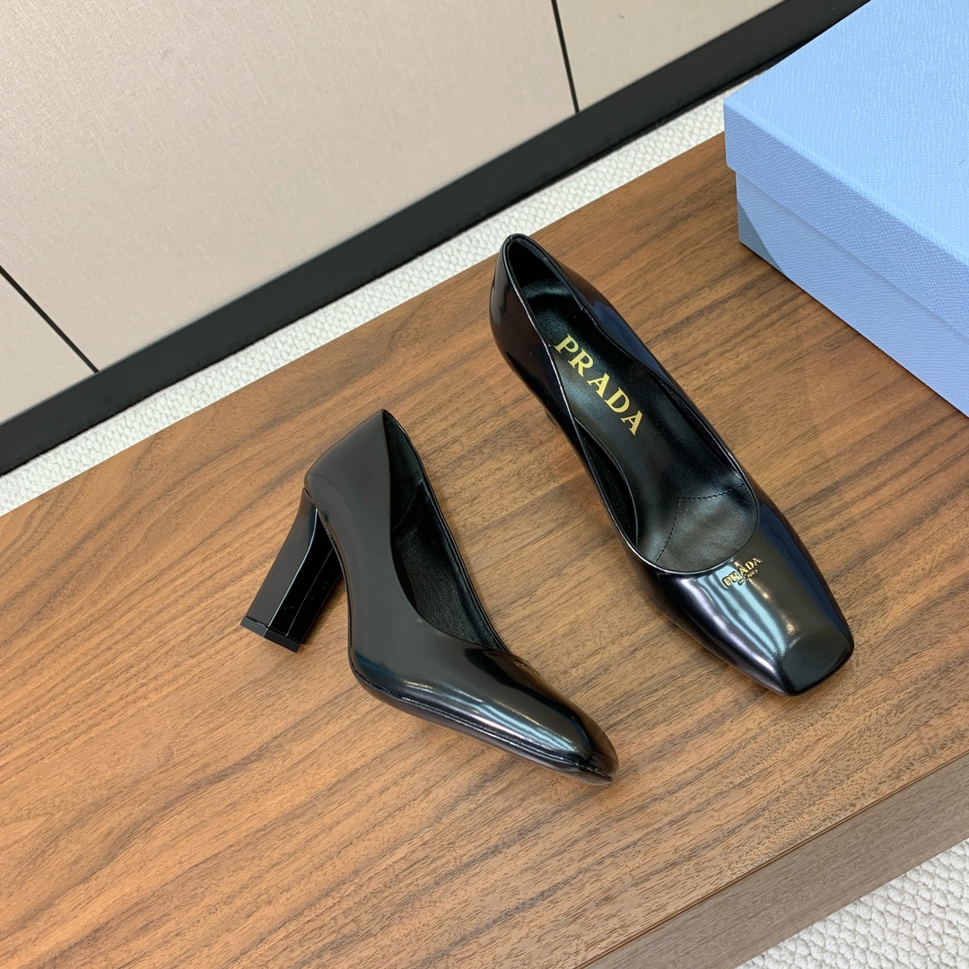 【Pra*a】粗跟单鞋。复古优雅知性于一身。颜色鲜明亮丽，上脚舒适又平稳。
材质：鞋面进口开边珠，羊皮内