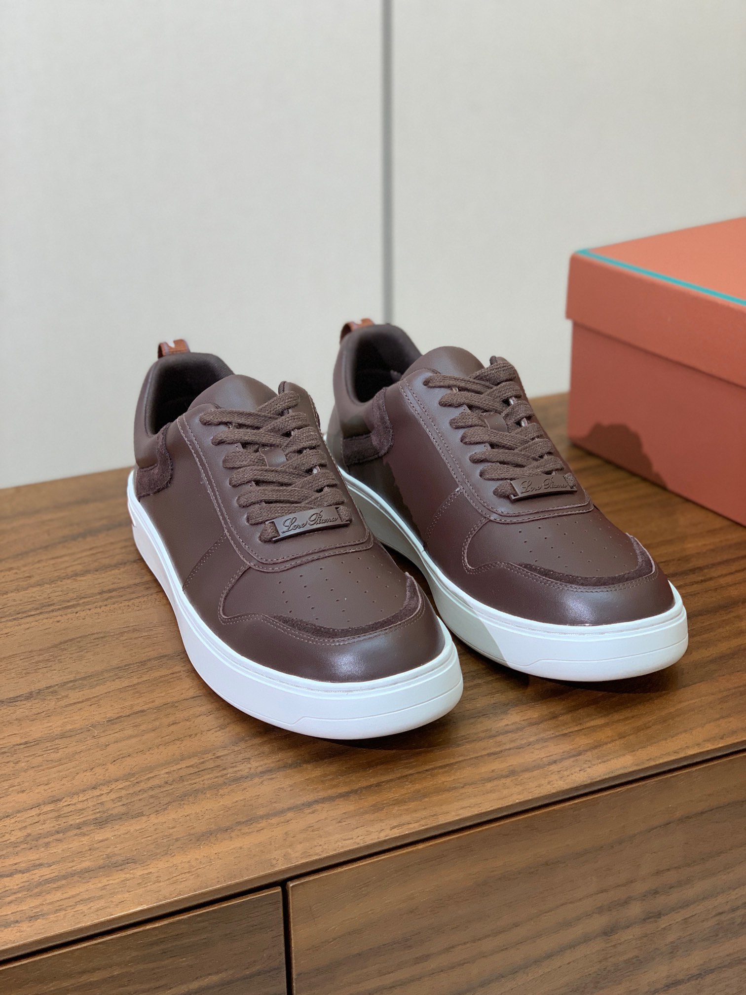 【Loro Piana】男款休闲鞋。简约时尚，鞋面采用牛皮，羊皮垫脚。定制橡胶底。
码数：39-46 （