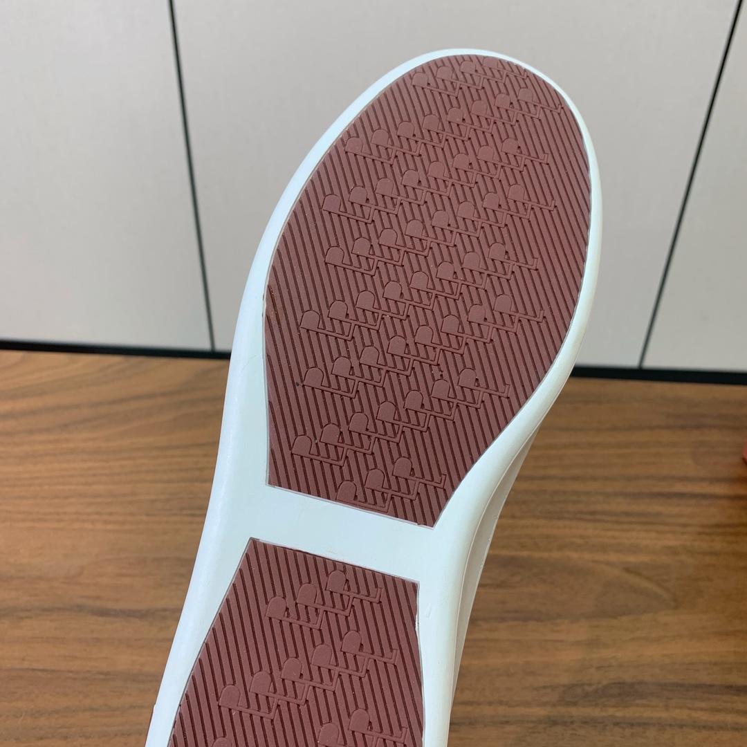 【Loro Piana】男款休闲鞋。简约时尚，鞋面采用牛皮，羊皮垫脚。定制橡胶底。
码数：39-46 （