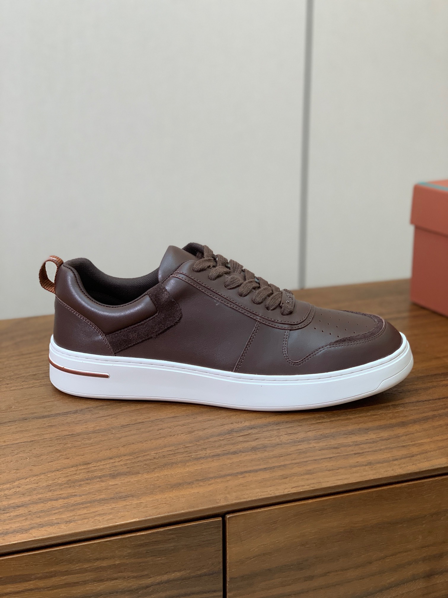 【Loro Piana】男款休闲鞋。简约时尚，鞋面采用牛皮，羊皮垫脚。定制橡胶底。
码数：39-46 （