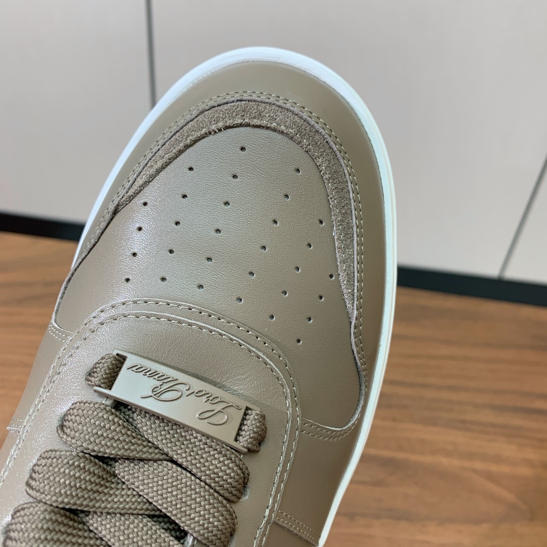 【Loro Piana】男款休闲鞋。简约时尚，鞋面采用牛皮，羊皮垫脚。定制橡胶底。
码数：39-46 （