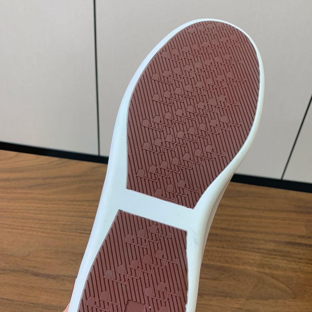 【Loro Piana】男款休闲鞋。简约时尚，鞋面采用牛皮，羊皮垫脚。定制橡胶底。
码数：39-46 （