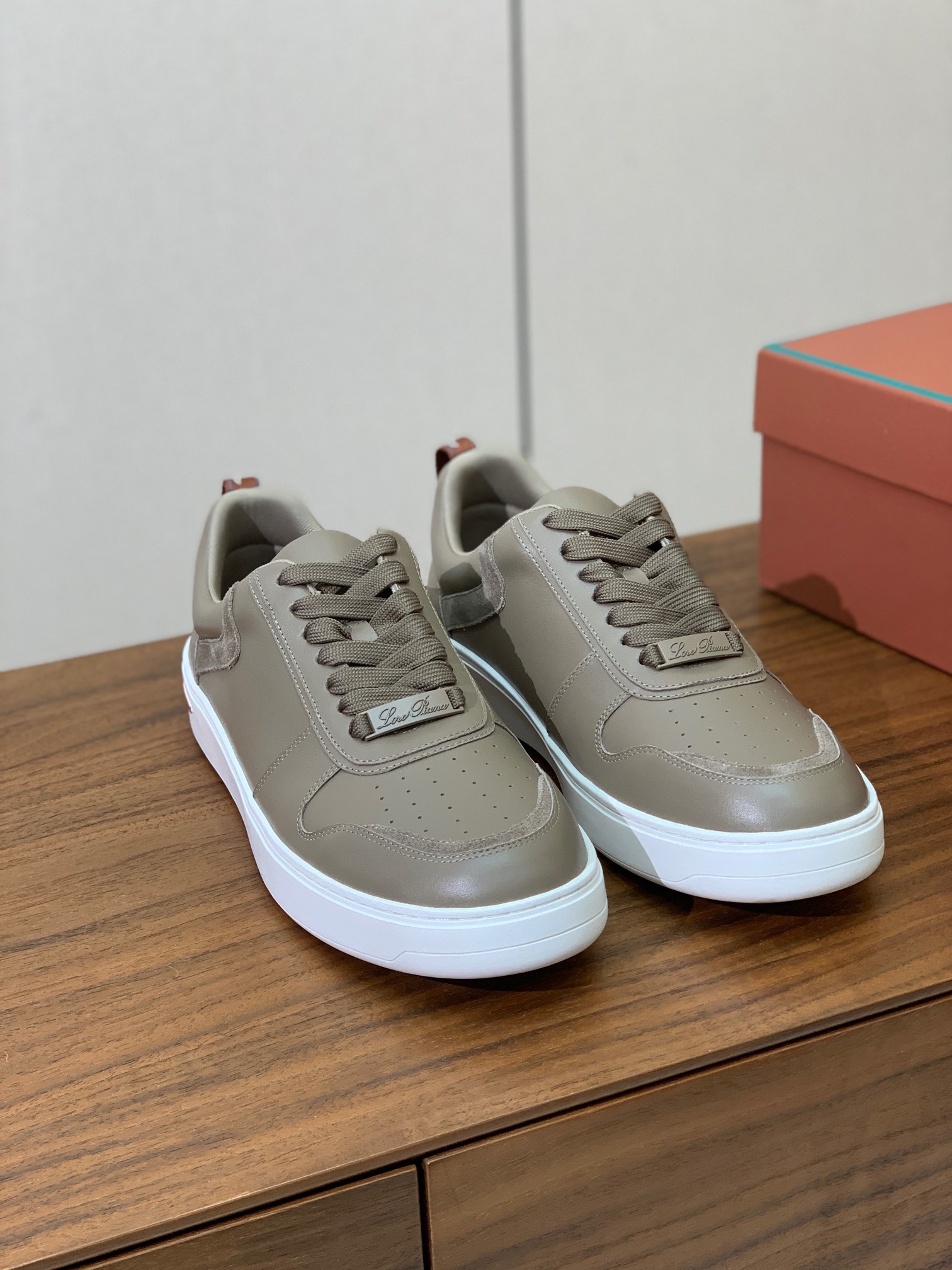 【Loro Piana】男款休闲鞋。简约时尚，鞋面采用牛皮，羊皮垫脚。定制橡胶底。
码数：39-46 （