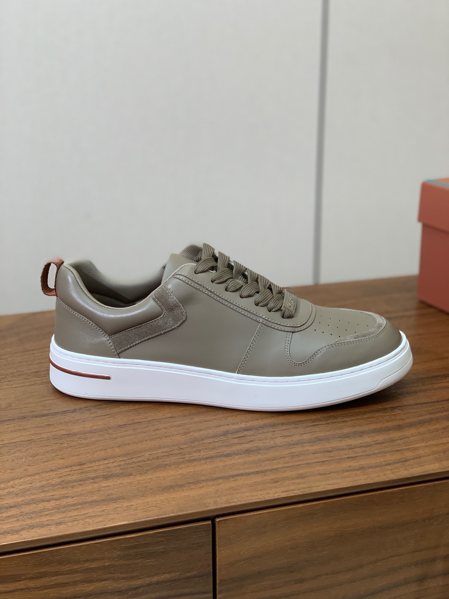 【Loro Piana】男款休闲鞋。简约时尚，鞋面采用牛皮，羊皮垫脚。定制橡胶底。
码数：39-46 （