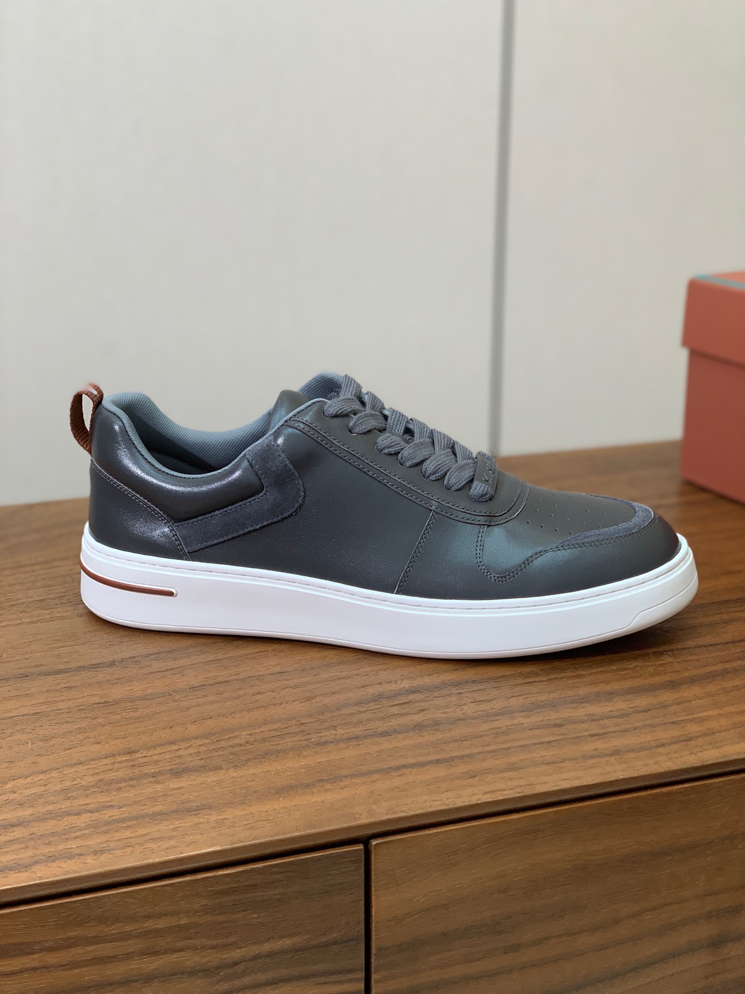 【Loro Piana】男款休闲鞋。简约时尚，鞋面采用牛皮，羊皮垫脚。定制橡胶底。
码数：39-46 （