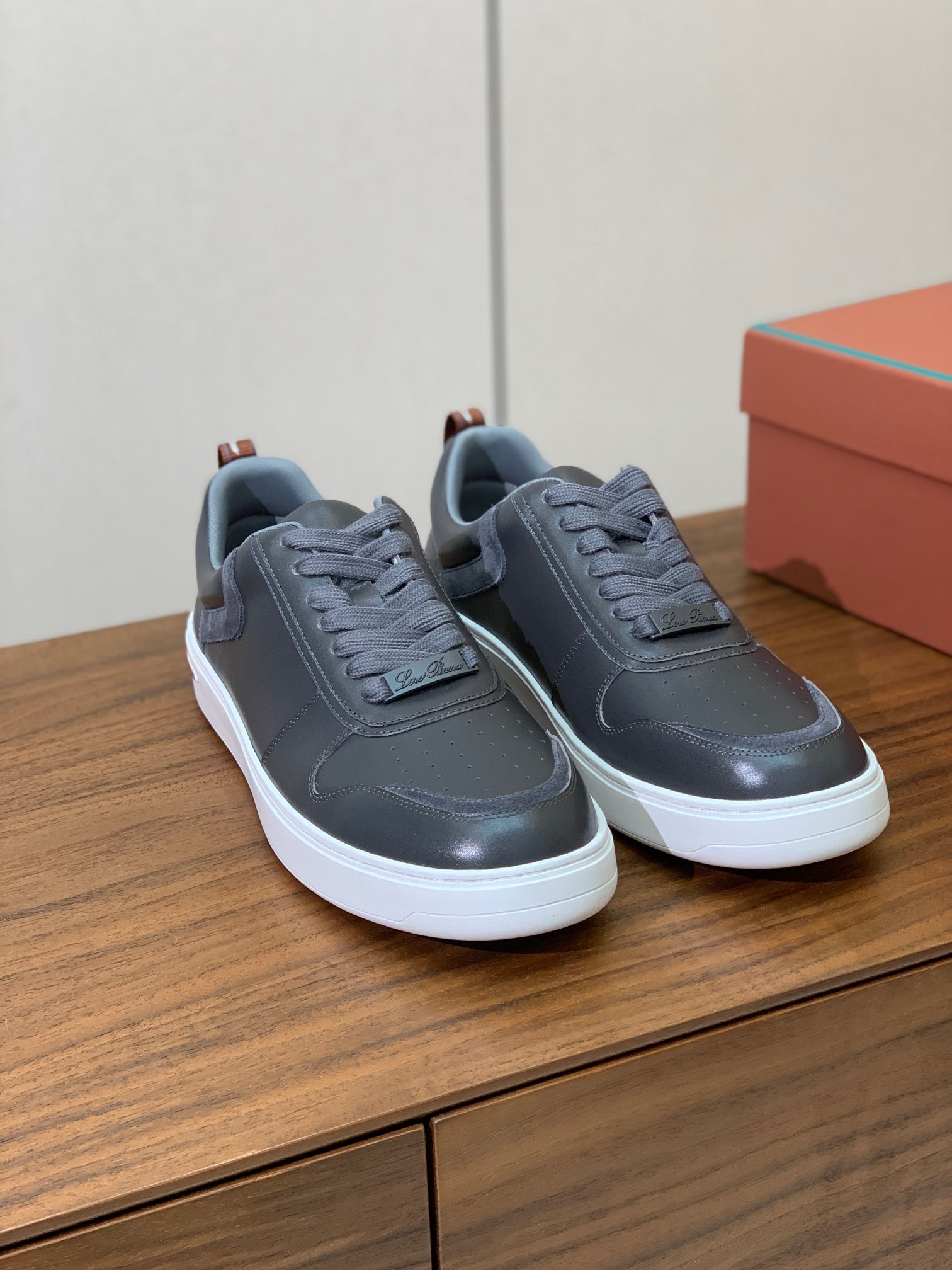 【Loro Piana】男款休闲鞋。简约时尚，鞋面采用牛皮，羊皮垫脚。定制橡胶底。
码数：39-46 （
