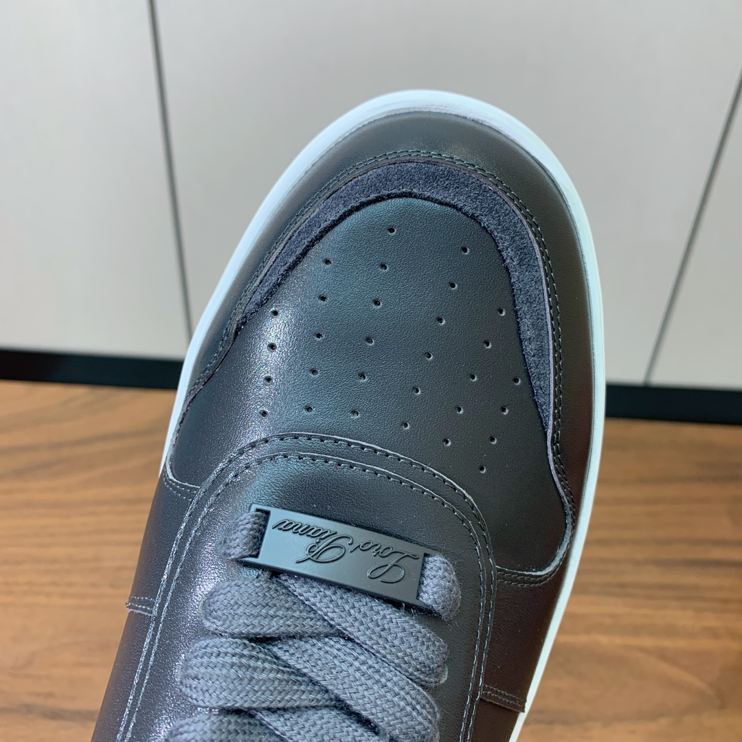 【Loro Piana】男款休闲鞋。简约时尚，鞋面采用牛皮，羊皮垫脚。定制橡胶底。
码数：39-46 （