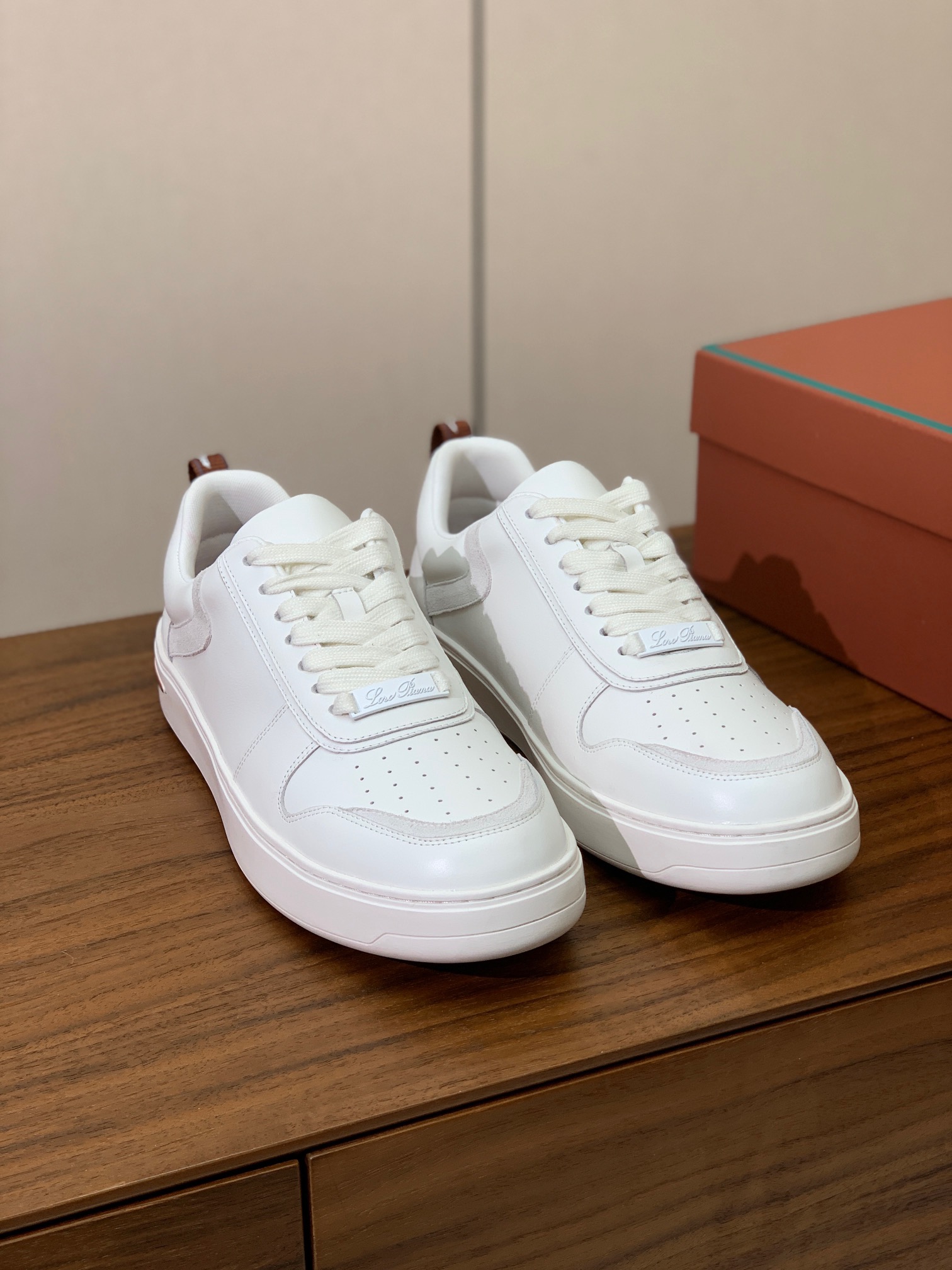 【Loro Piana】男款休闲鞋。简约时尚，鞋面采用牛皮，羊皮垫脚。定制橡胶底。
码数：39-46 （