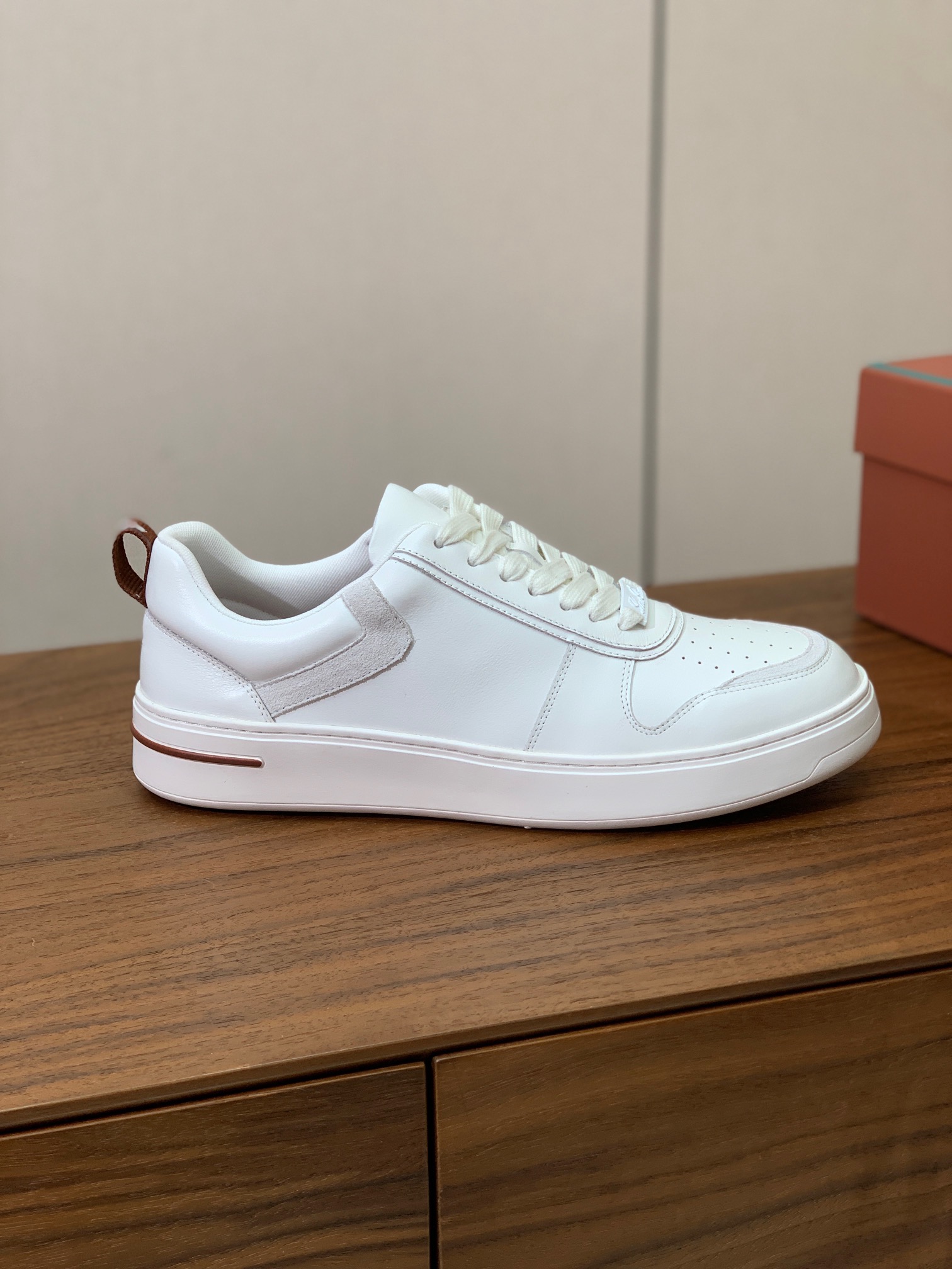 【Loro Piana】男款休闲鞋。简约时尚，鞋面采用牛皮，羊皮垫脚。定制橡胶底。
码数：39-46 （