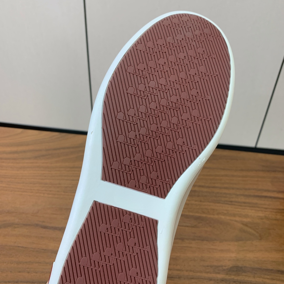 【Loro Piana】男款休闲鞋。简约时尚，鞋面采用牛皮，羊皮垫脚。定制橡胶底。
码数：39-46 （