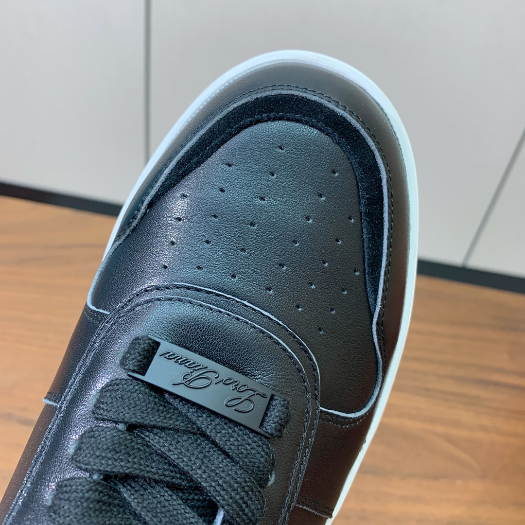 【Loro Piana】男款休闲鞋。简约时尚，鞋面采用牛皮，羊皮垫脚。定制橡胶底。
码数：39-46 （