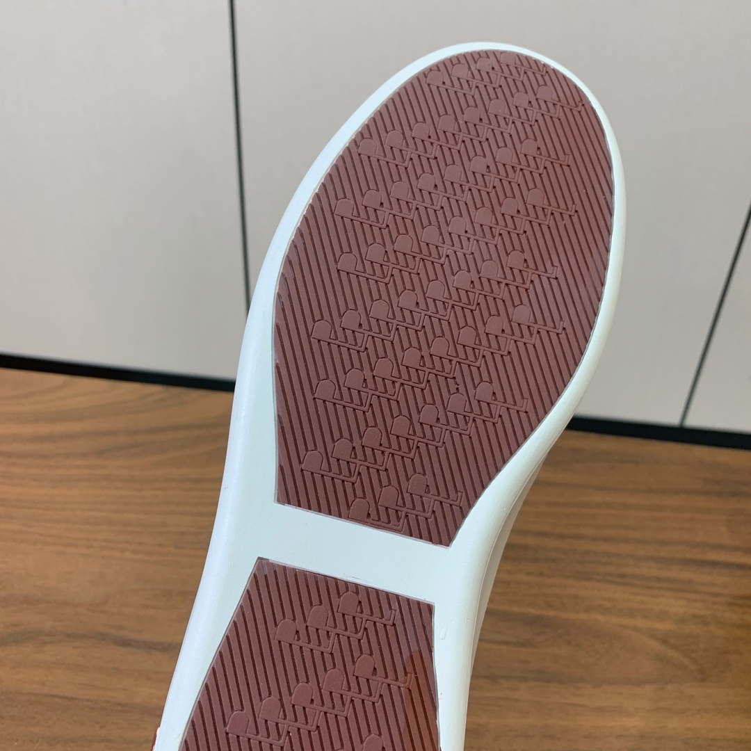 【Loro Piana】男款休闲鞋。简约时尚，鞋面采用牛皮，羊皮垫脚。定制橡胶底。
码数：39-46 （