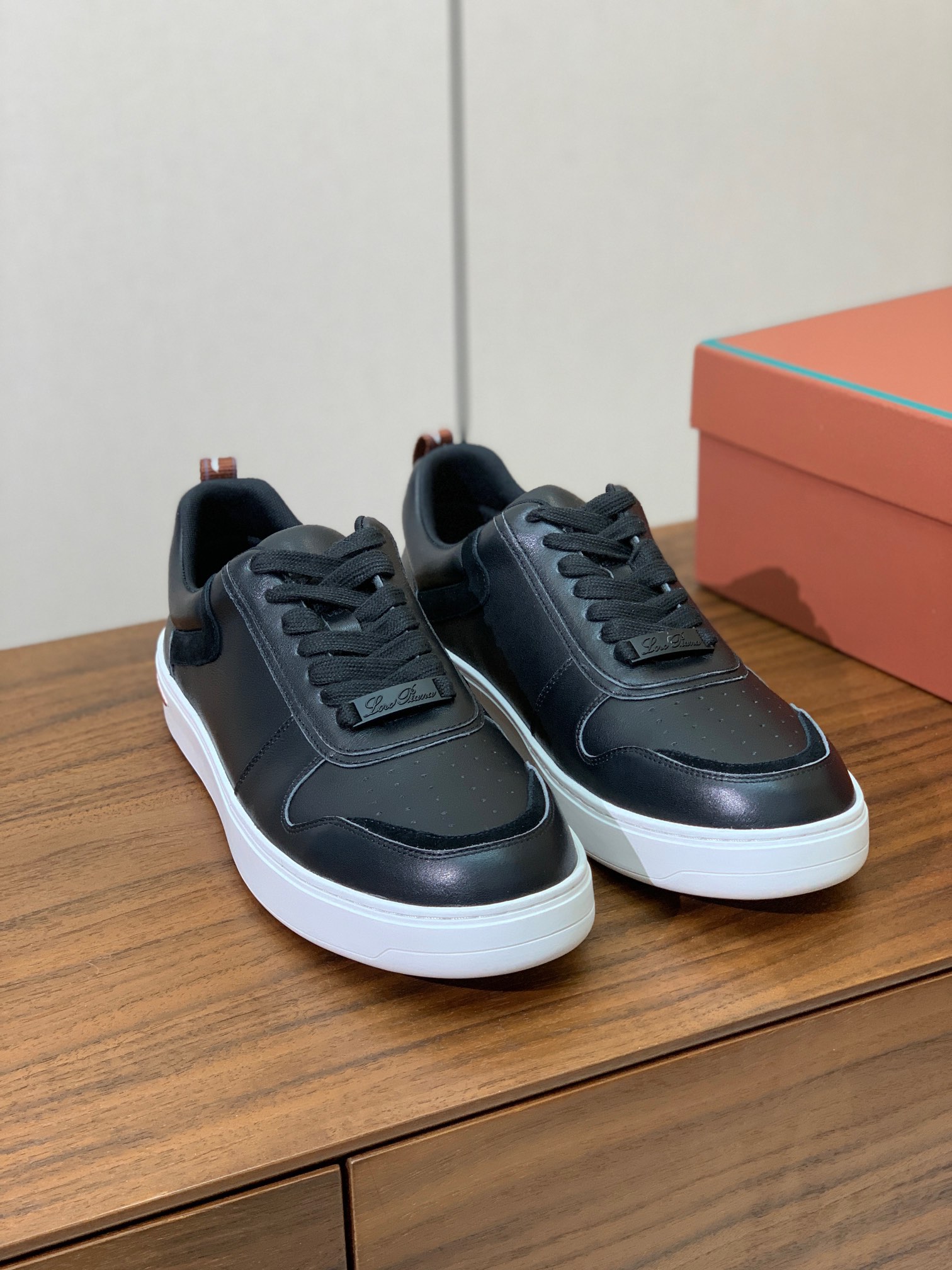 【Loro Piana】男款休闲鞋。简约时尚，鞋面采用牛皮，羊皮垫脚。定制橡胶底。
码数：39-46 （