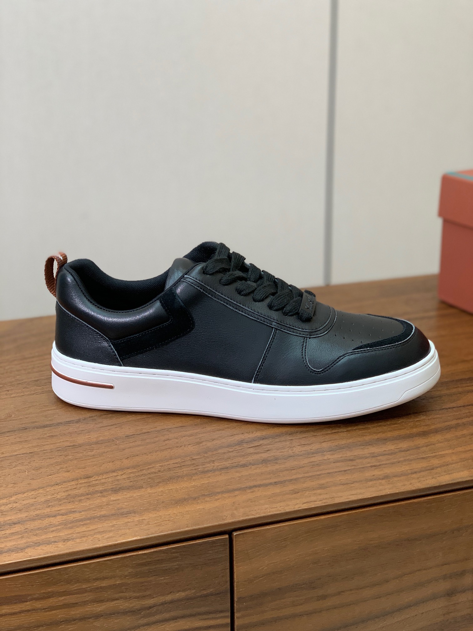 【Loro Piana】男款休闲鞋。简约时尚，鞋面采用牛皮，羊皮垫脚。定制橡胶底。
码数：39-46 （