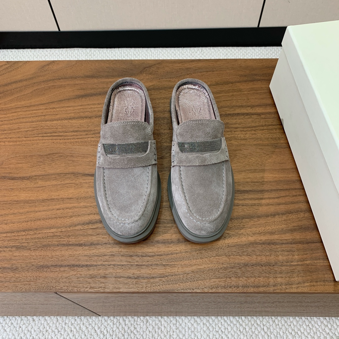 【BRUNELL* CUCINELL*】包头拖。经典灵感定义了这款鞋的现代优雅风格。鞋面牛反绒，羊皮内里