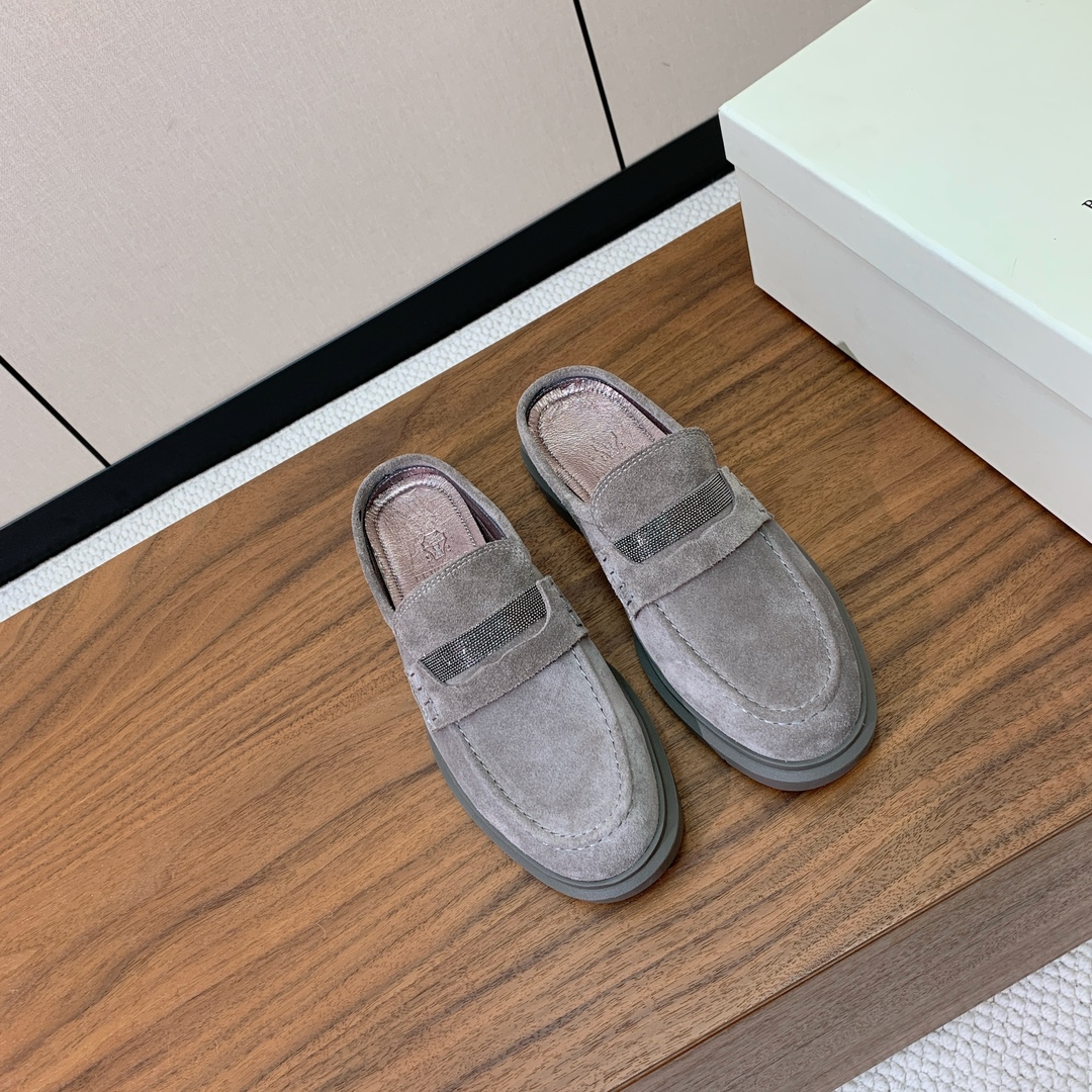 【BRUNELL* CUCINELL*】包头拖。经典灵感定义了这款鞋的现代优雅风格。鞋面牛反绒，羊皮内里