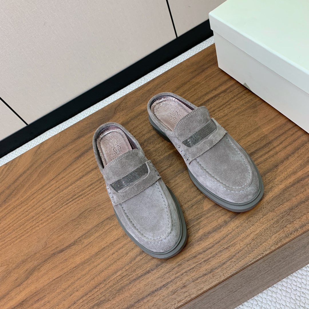 【BRUNELL* CUCINELL*】包头拖。经典灵感定义了这款鞋的现代优雅风格。鞋面牛反绒，羊皮内里