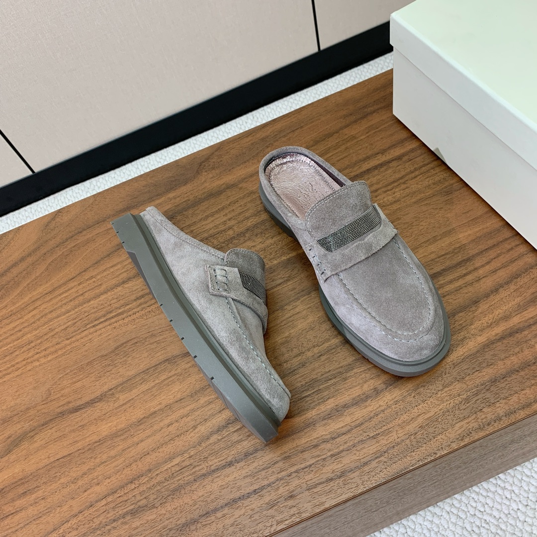 【BRUNELL* CUCINELL*】包头拖。经典灵感定义了这款鞋的现代优雅风格。鞋面牛反绒，羊皮内里