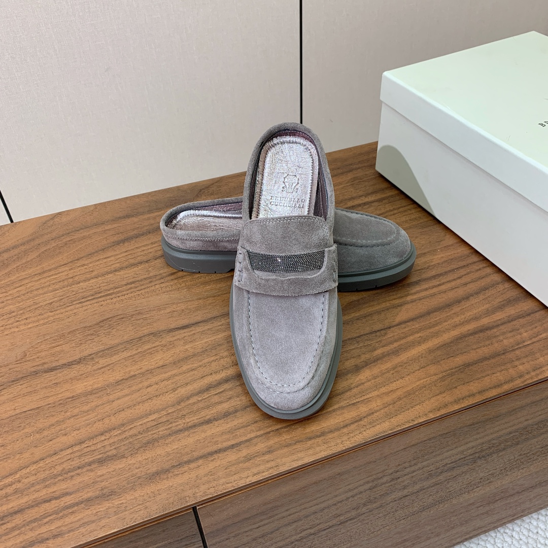 【BRUNELL* CUCINELL*】包头拖。经典灵感定义了这款鞋的现代优雅风格。鞋面牛反绒，羊皮内里
