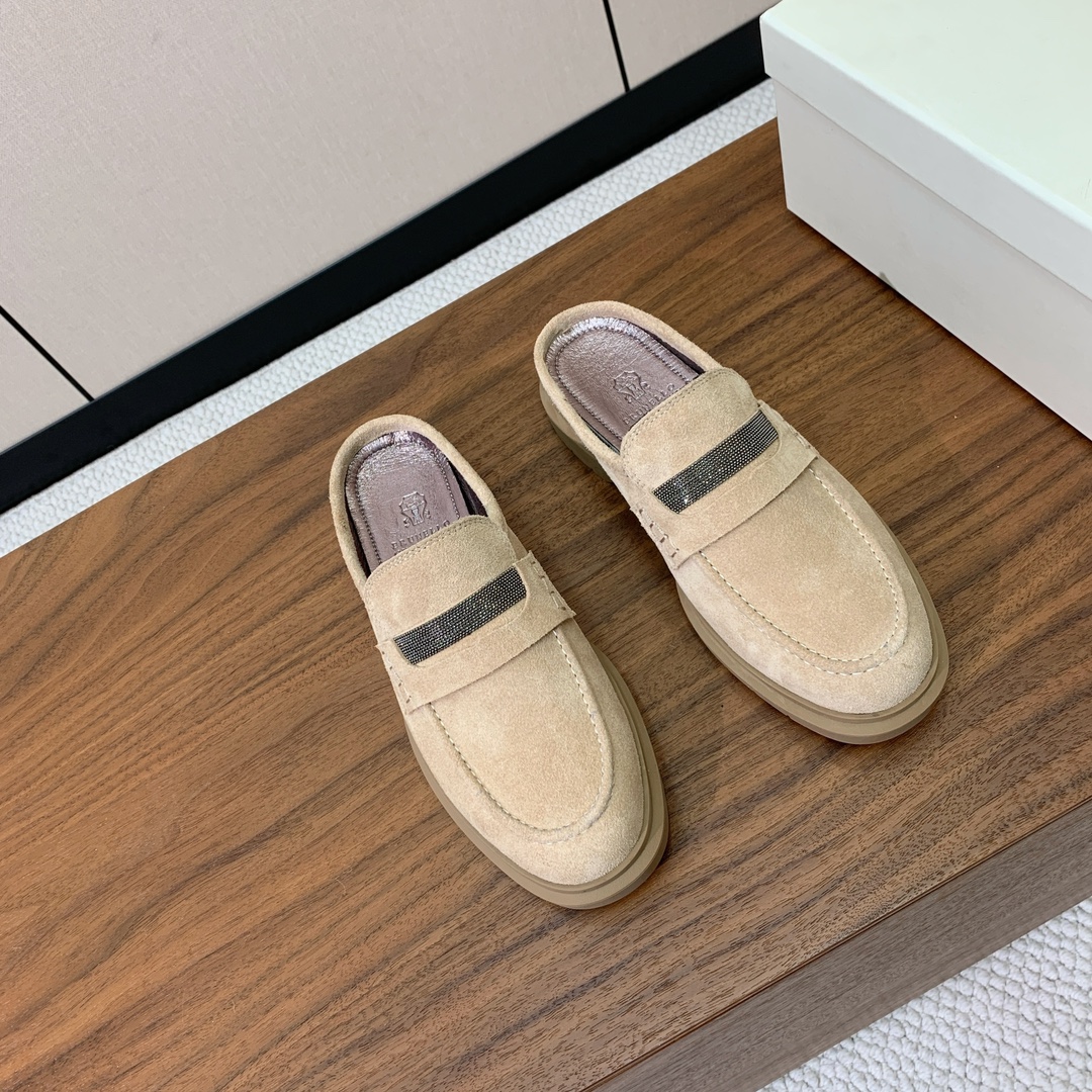 【BRUNELL* CUCINELL*】包头拖。经典灵感定义了这款鞋的现代优雅风格。鞋面牛反绒，羊皮内里