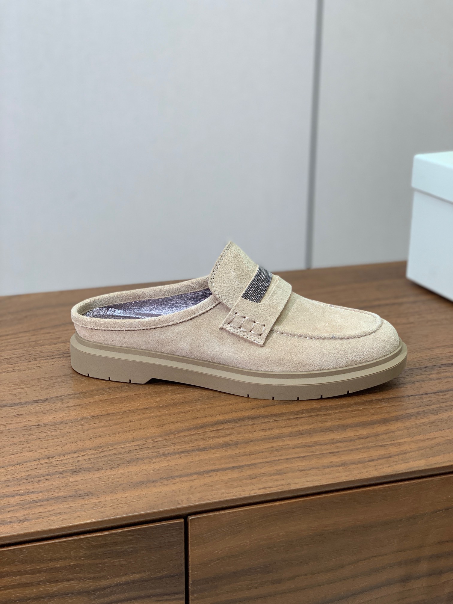 【BRUNELL* CUCINELL*】包头拖。经典灵感定义了这款鞋的现代优雅风格。鞋面牛反绒，羊皮内里