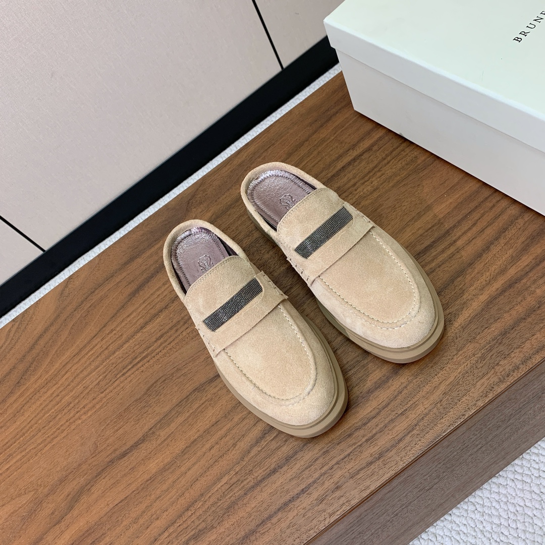 【BRUNELL* CUCINELL*】包头拖。经典灵感定义了这款鞋的现代优雅风格。鞋面牛反绒，羊皮内里