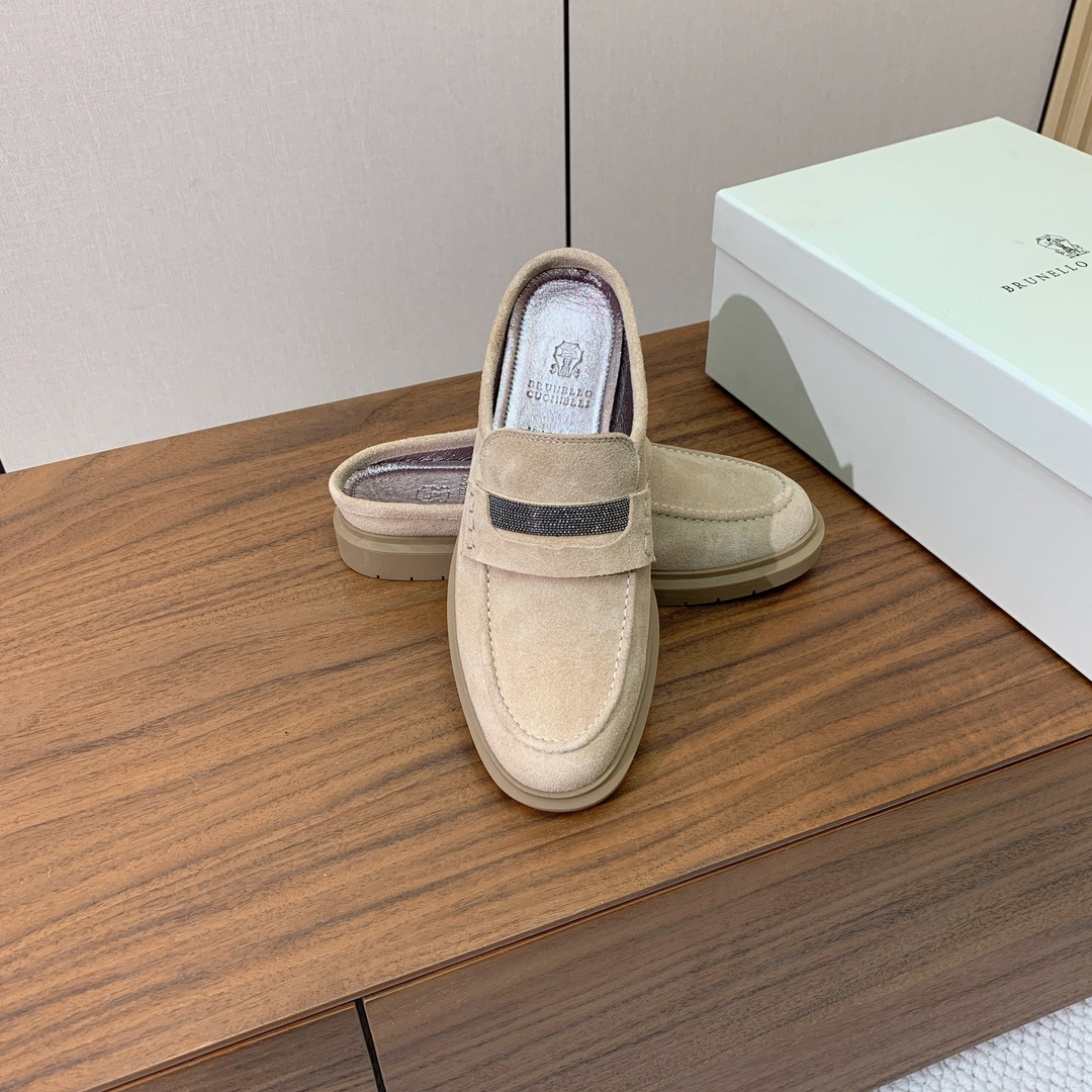 【BRUNELL* CUCINELL*】包头拖。经典灵感定义了这款鞋的现代优雅风格。鞋面牛反绒，羊皮内里
