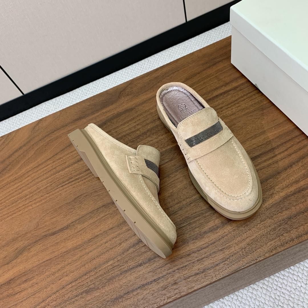 【BRUNELL* CUCINELL*】包头拖。经典灵感定义了这款鞋的现代优雅风格。鞋面牛反绒，羊皮内里