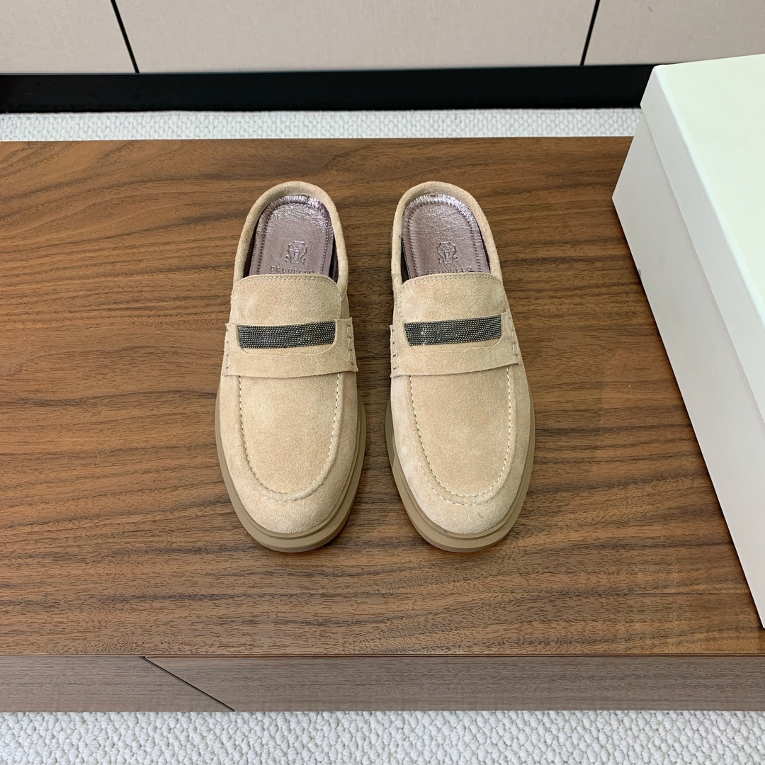 【BRUNELL* CUCINELL*】包头拖。经典灵感定义了这款鞋的现代优雅风格。鞋面牛反绒，羊皮内里