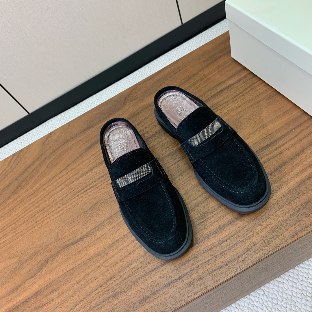 【BRUNELL* CUCINELL*】包头拖。经典灵感定义了这款鞋的现代优雅风格。鞋面牛反绒，羊皮内里