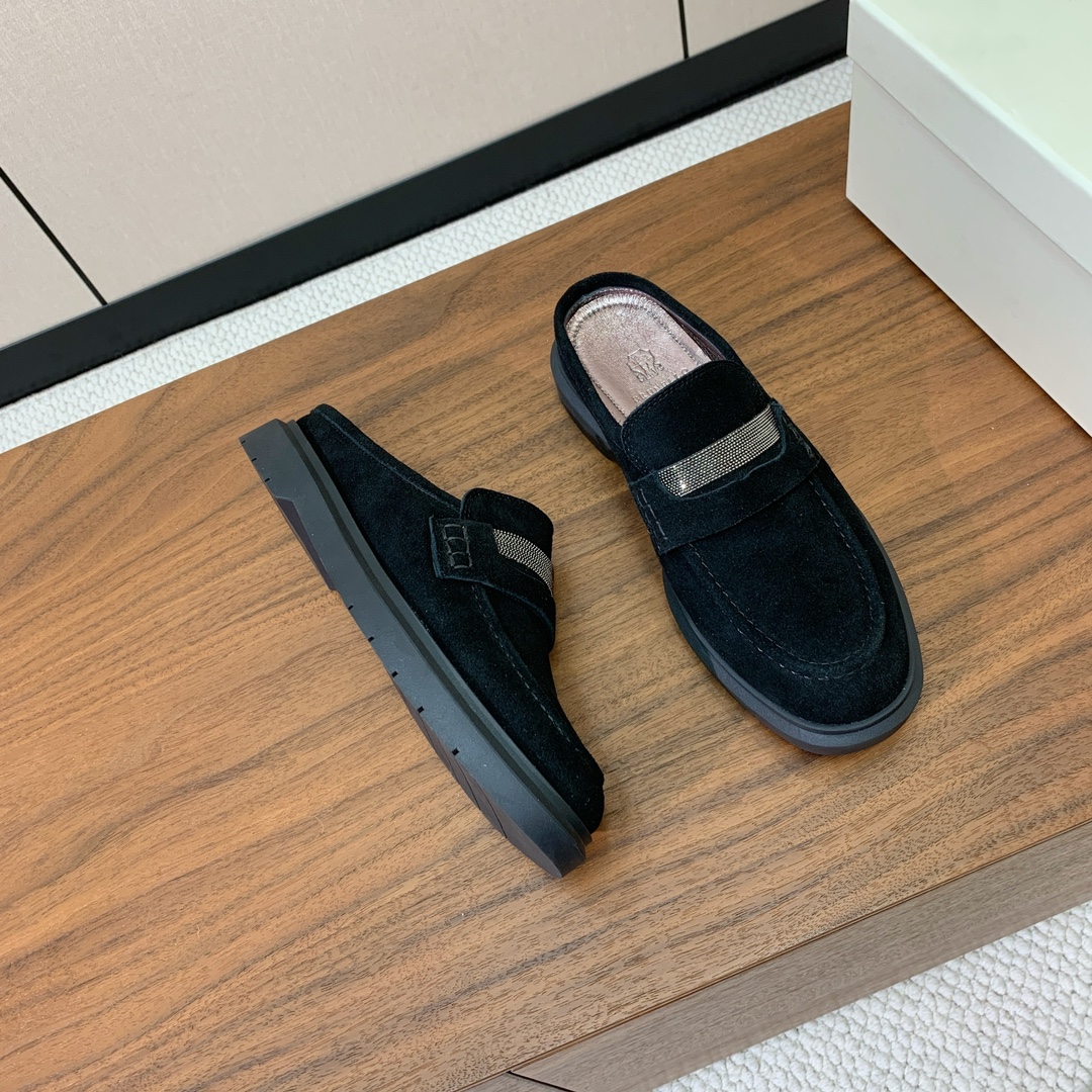 【BRUNELL* CUCINELL*】包头拖。经典灵感定义了这款鞋的现代优雅风格。鞋面牛反绒，羊皮内里