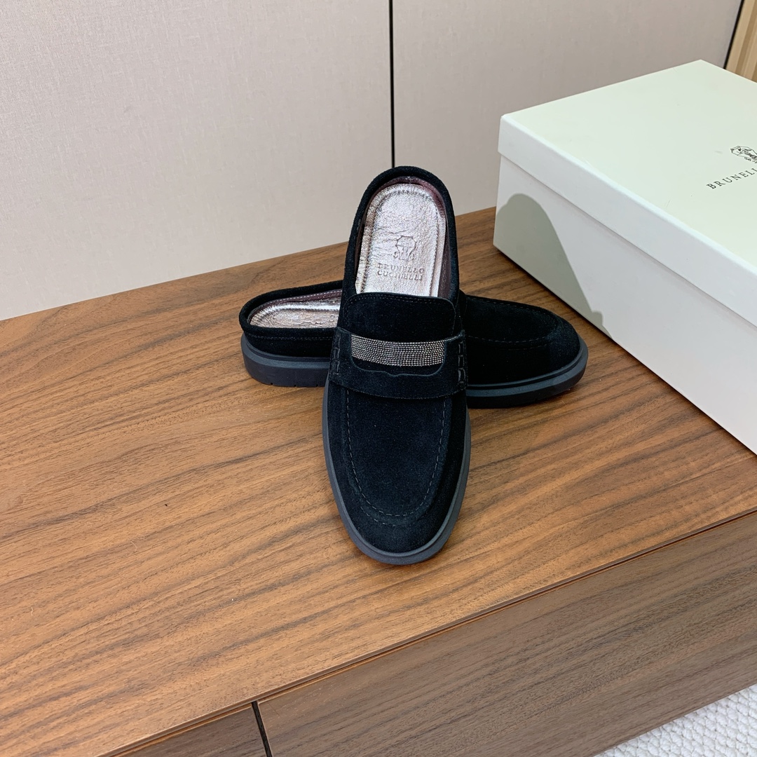 【BRUNELL* CUCINELL*】包头拖。经典灵感定义了这款鞋的现代优雅风格。鞋面牛反绒，羊皮内里
