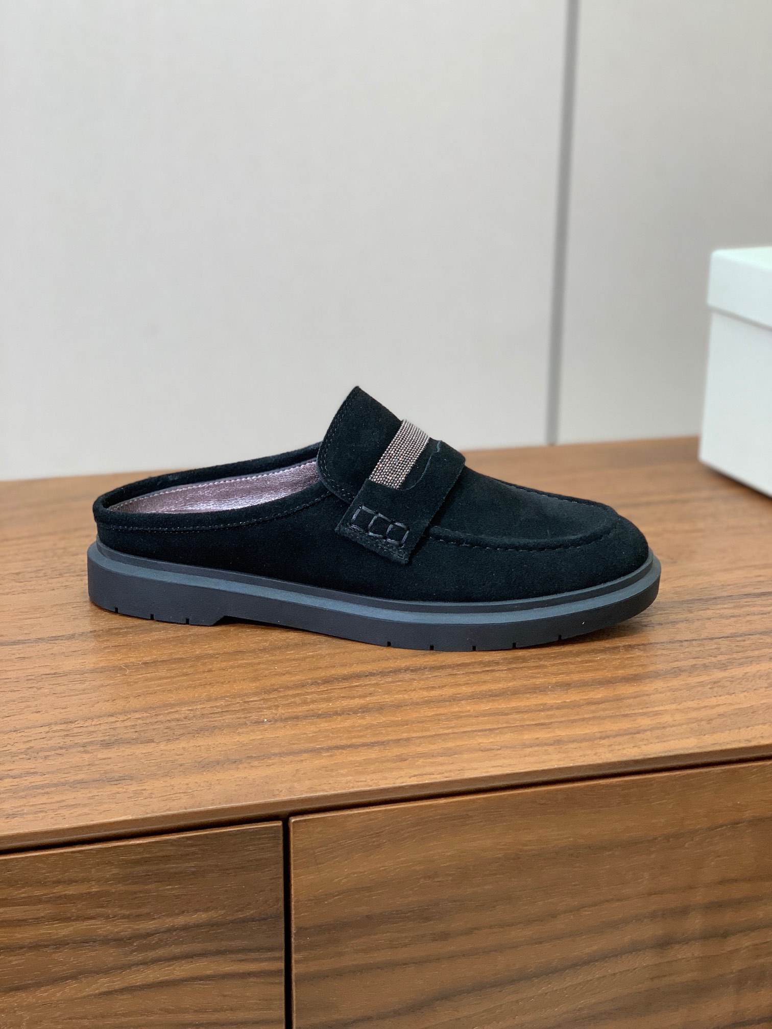 【BRUNELL* CUCINELL*】包头拖。经典灵感定义了这款鞋的现代优雅风格。鞋面牛反绒，羊皮内里