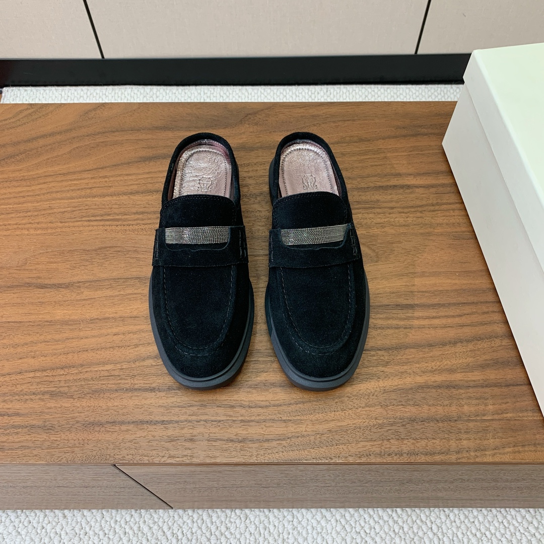 【BRUNELL* CUCINELL*】包头拖。经典灵感定义了这款鞋的现代优雅风格。鞋面牛反绒，羊皮内里