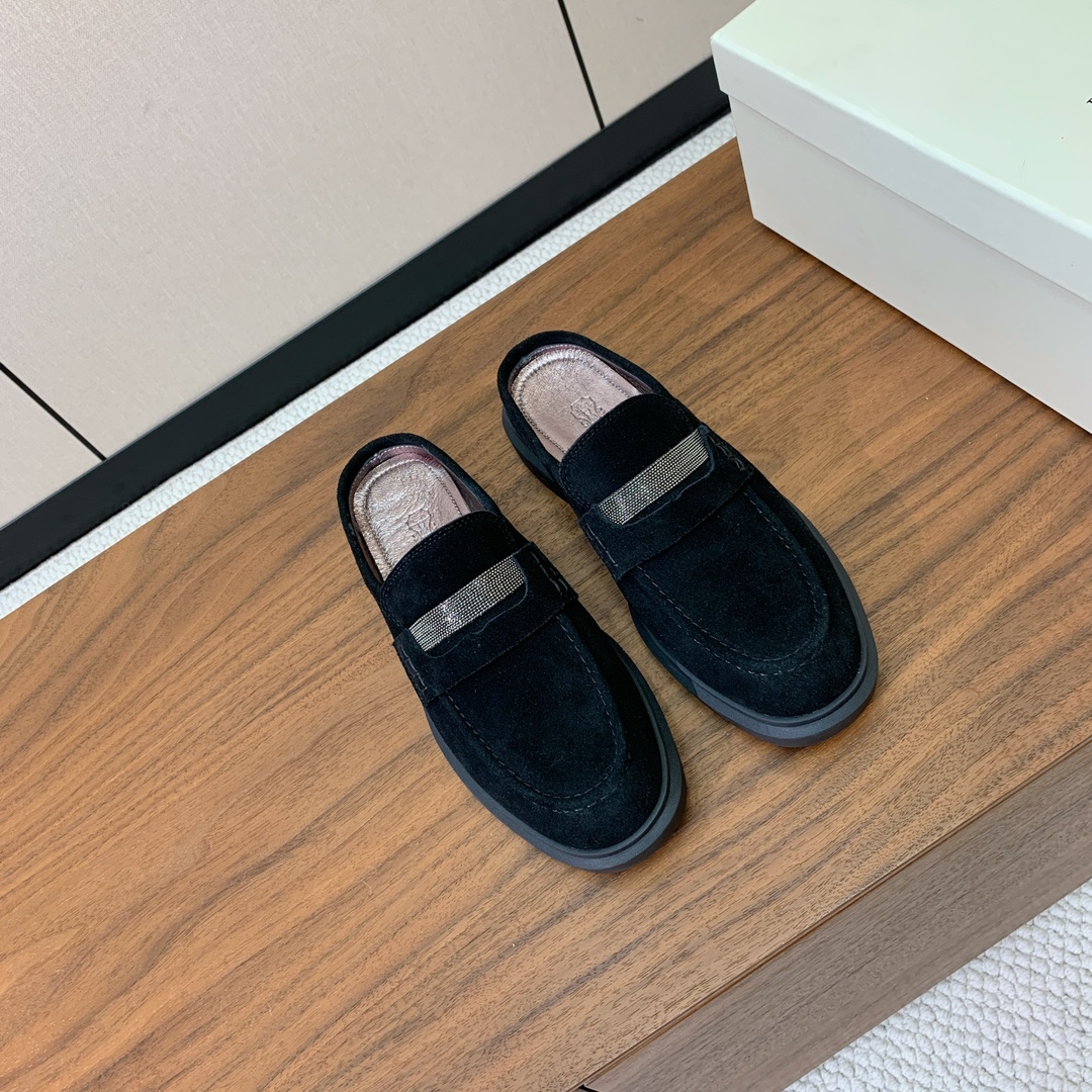 【BRUNELL* CUCINELL*】包头拖。经典灵感定义了这款鞋的现代优雅风格。鞋面牛反绒，羊皮内里