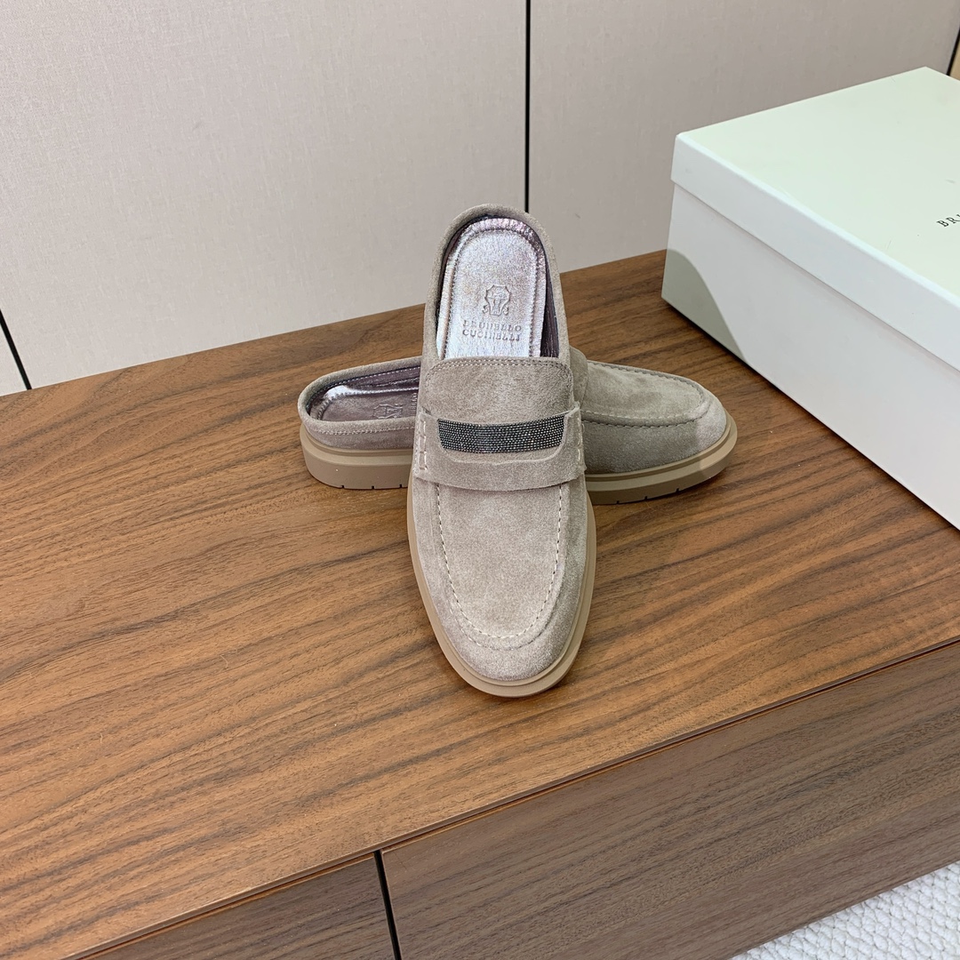 【BRUNELL* CUCINELL*】包头拖。经典灵感定义了这款鞋的现代优雅风格。鞋面牛反绒，羊皮内里