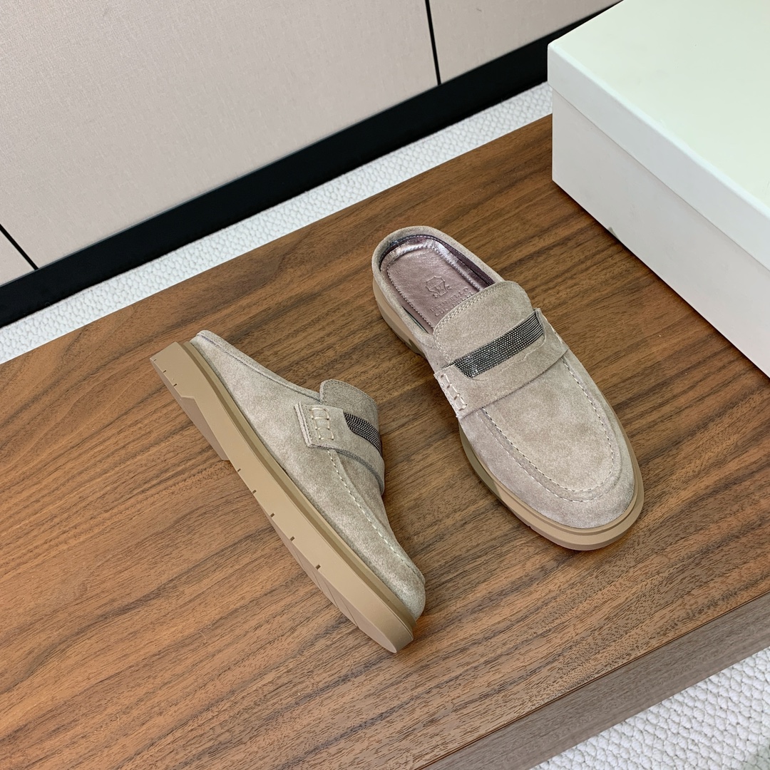 【BRUNELL* CUCINELL*】包头拖。经典灵感定义了这款鞋的现代优雅风格。鞋面牛反绒，羊皮内里