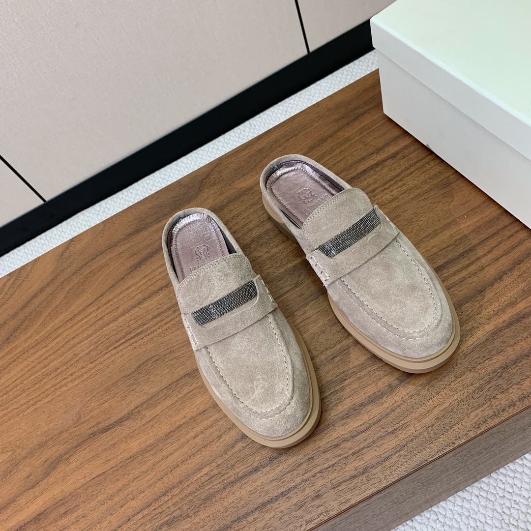 【BRUNELL* CUCINELL*】包头拖。经典灵感定义了这款鞋的现代优雅风格。鞋面牛反绒，羊皮内里