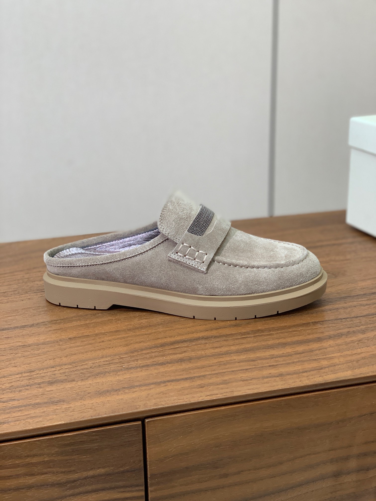 【BRUNELL* CUCINELL*】包头拖。经典灵感定义了这款鞋的现代优雅风格。鞋面牛反绒，羊皮内里