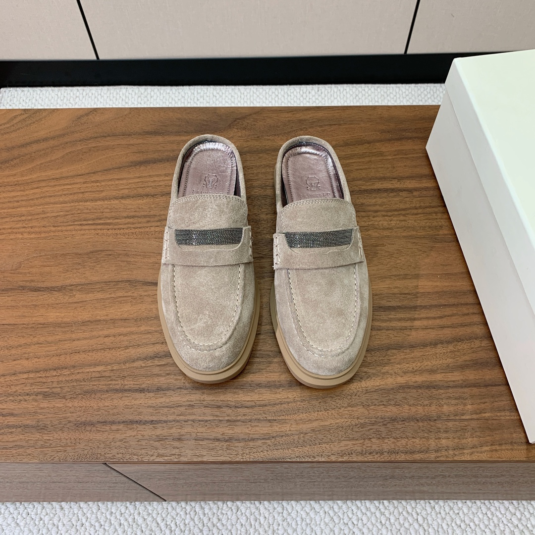 【BRUNELL* CUCINELL*】包头拖。经典灵感定义了这款鞋的现代优雅风格。鞋面牛反绒，羊皮内里