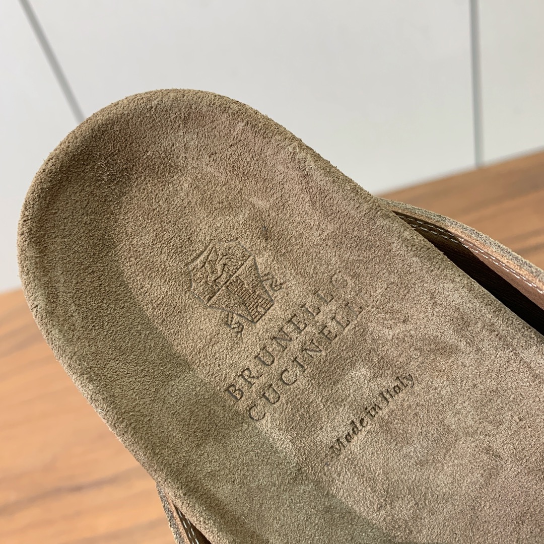 【BRUNELL* CUCINELL*】流苏半包拖鞋。材质：进口环保牛绒➕ 纯手工串联珠链配饰。橡胶大底