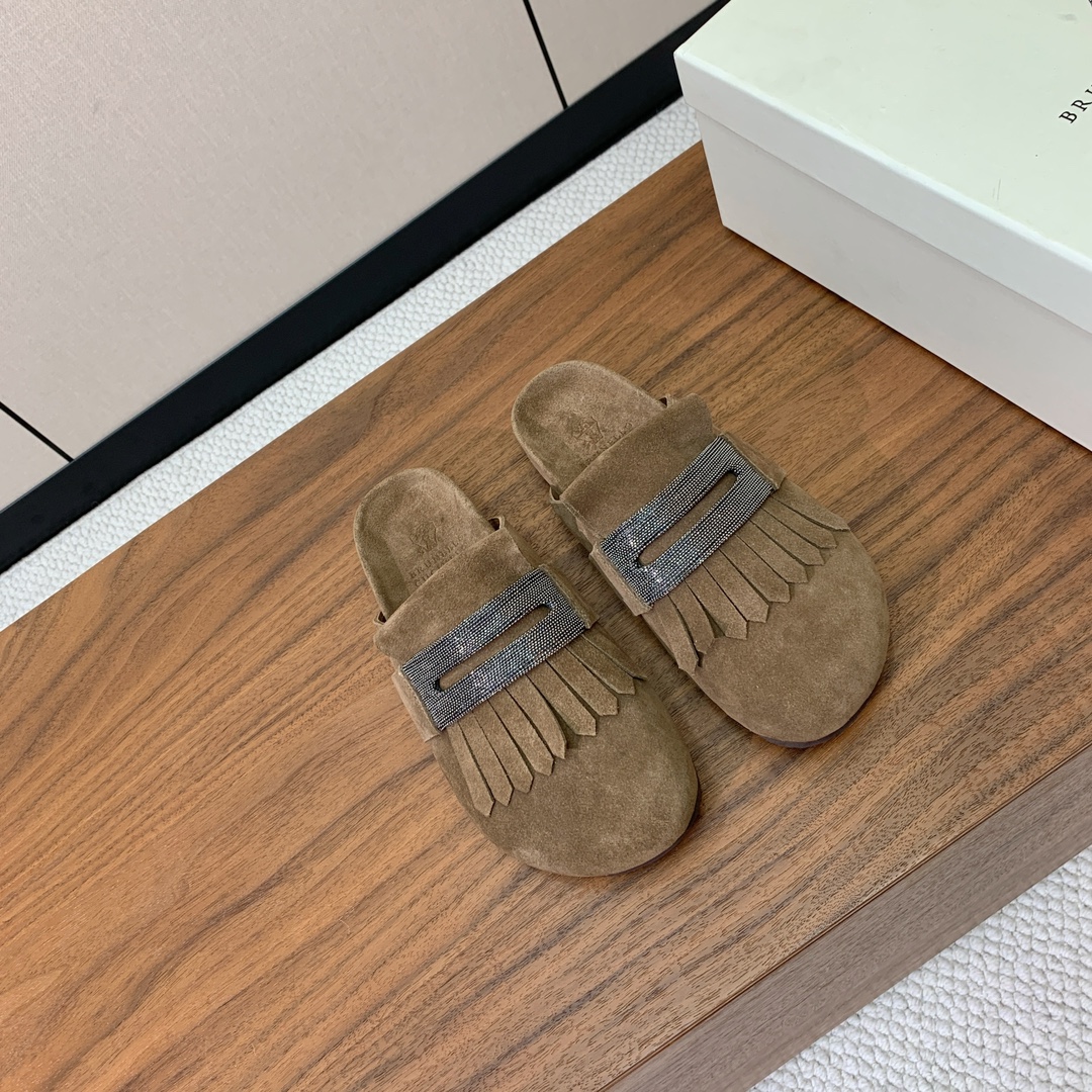【BRUNELL* CUCINELL*】流苏半包拖鞋。材质：进口环保牛绒➕ 纯手工串联珠链配饰。橡胶大底