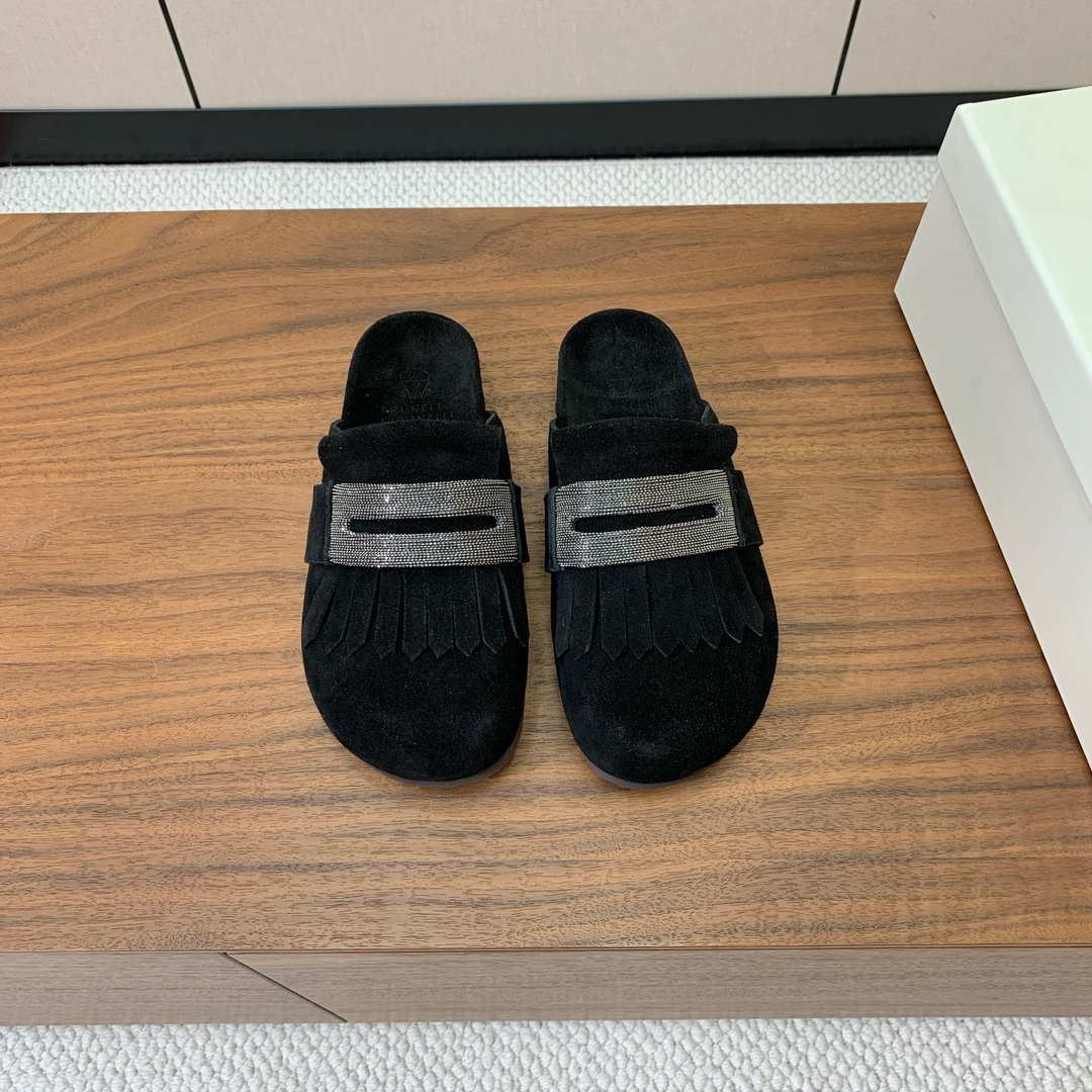 【BRUNELL* CUCINELL*】流苏半包拖鞋。材质：进口环保牛绒➕ 纯手工串联珠链配饰。橡胶大底