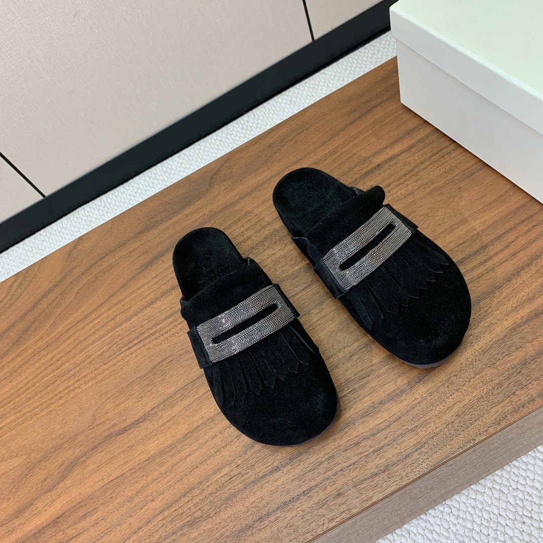 【BRUNELL* CUCINELL*】流苏半包拖鞋。材质：进口环保牛绒➕ 纯手工串联珠链配饰。橡胶大底