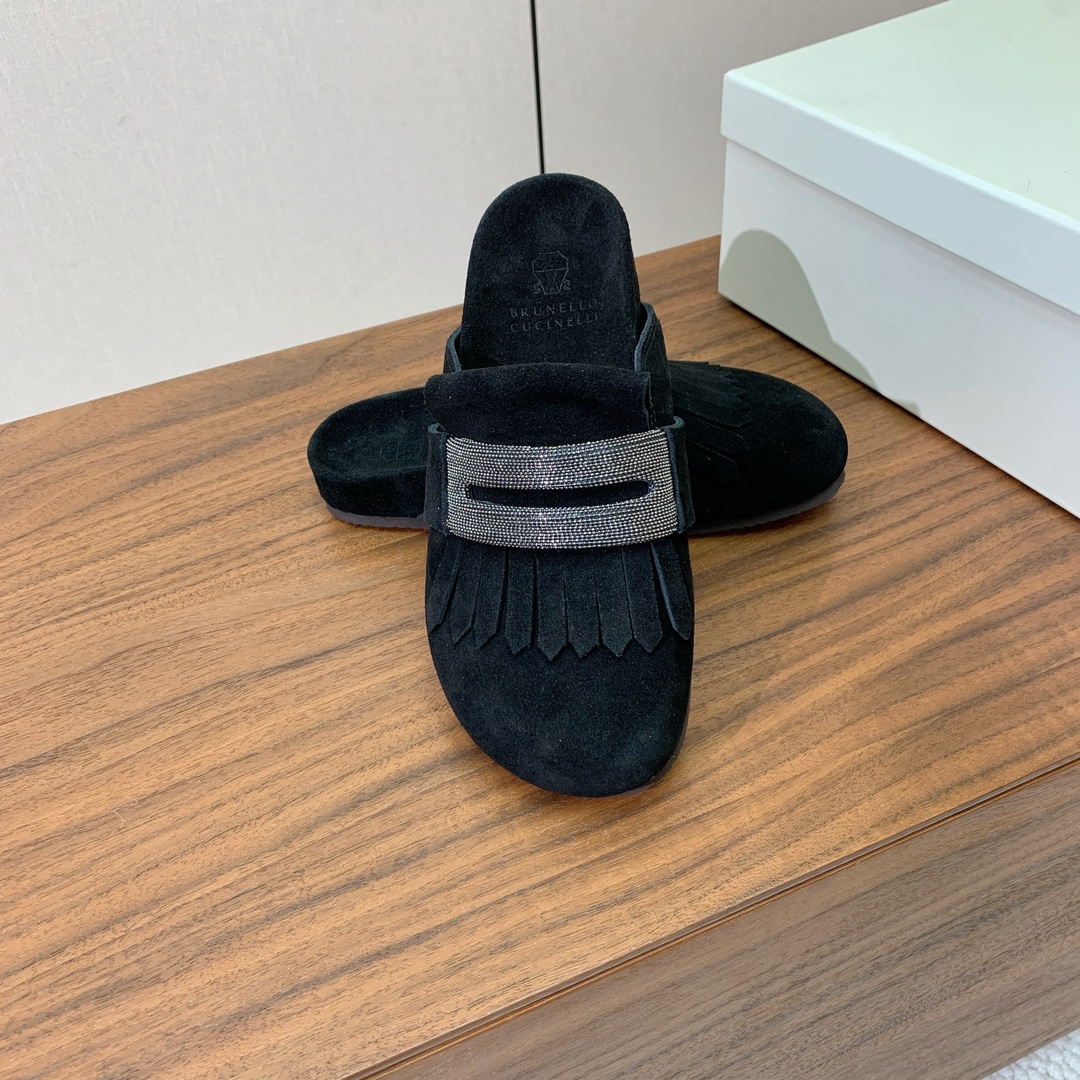 【BRUNELL* CUCINELL*】流苏半包拖鞋。材质：进口环保牛绒➕ 纯手工串联珠链配饰。橡胶大底