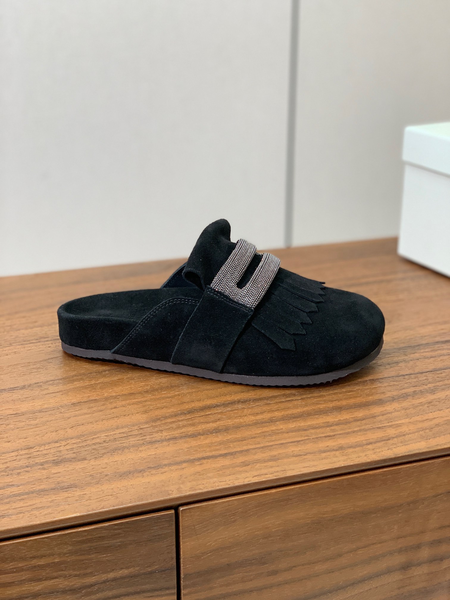 【BRUNELL* CUCINELL*】流苏半包拖鞋。材质：进口环保牛绒➕ 纯手工串联珠链配饰。橡胶大底
