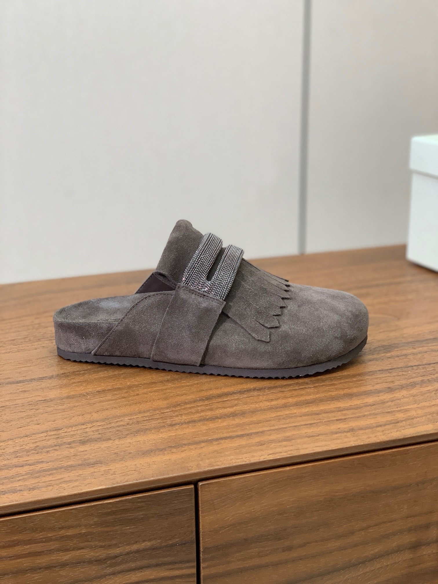 【BRUNELL* CUCINELL*】流苏半包拖鞋。材质：进口环保牛绒➕ 纯手工串联珠链配饰。橡胶大底