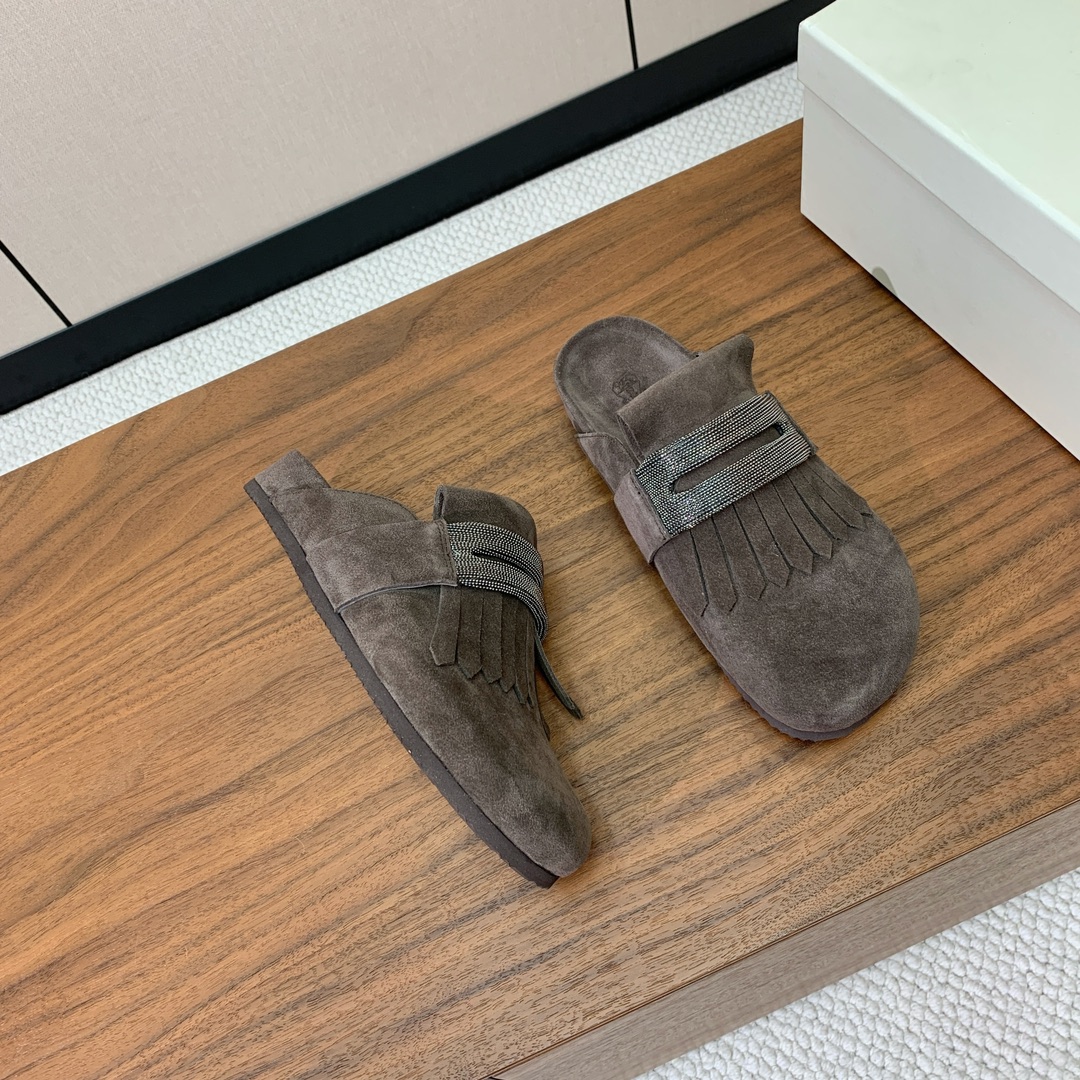 【BRUNELL* CUCINELL*】流苏半包拖鞋。材质：进口环保牛绒➕ 纯手工串联珠链配饰。橡胶大底